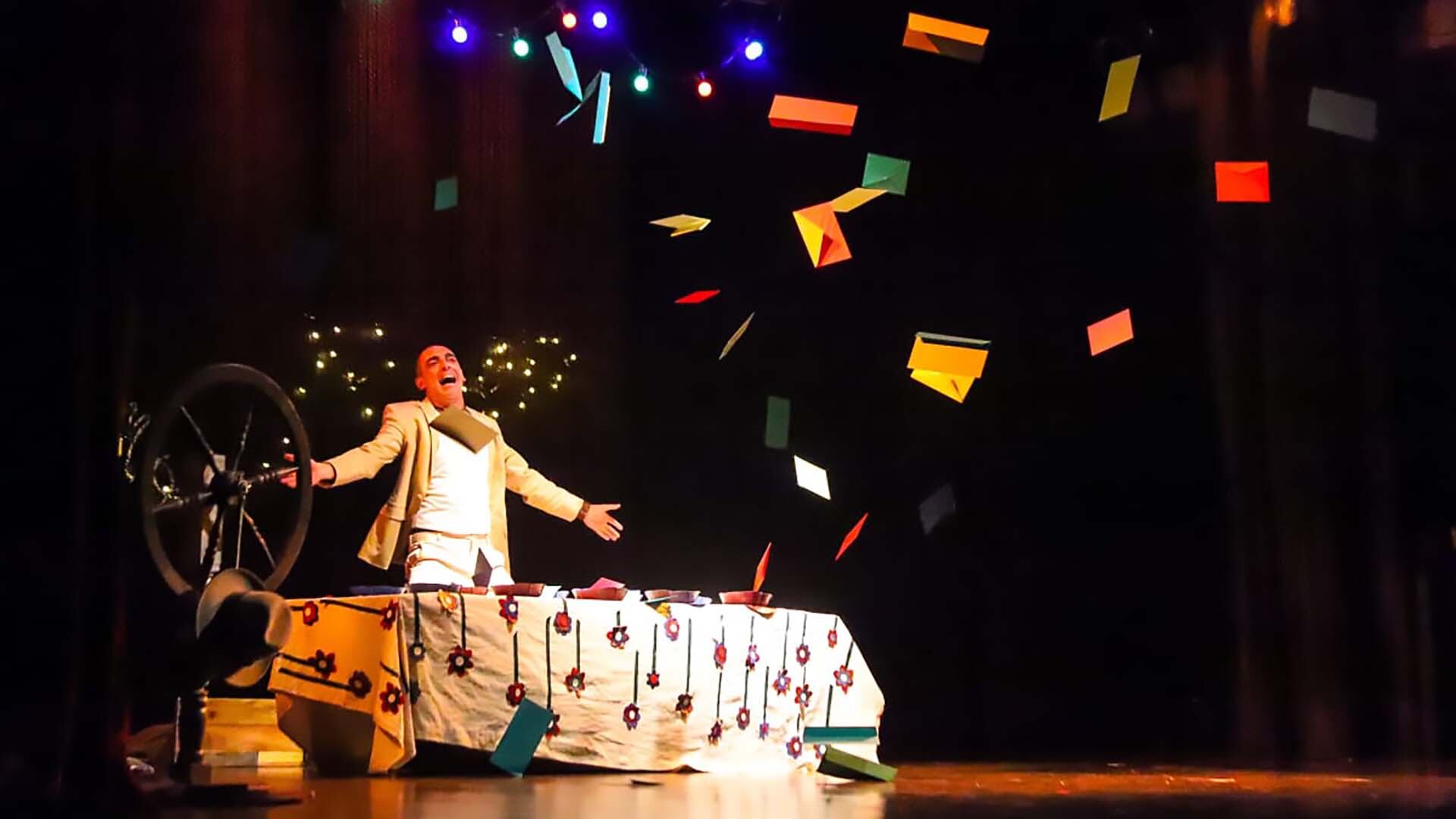 Mauricio Dayub en una de las magníficas escenas de El equilibrista, obra que le valió el Premio ACE de Oro 2019.