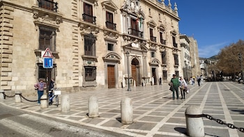 Seis años de prisión para un padre y su hijo por apuñalar a un hombre en Almería e impedirle que avisara a emergencias