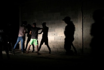 Miembros de la FAES deteniendo