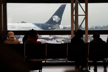 Las personas esperan en fila