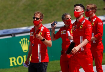 Sebastian Vettel junto a los