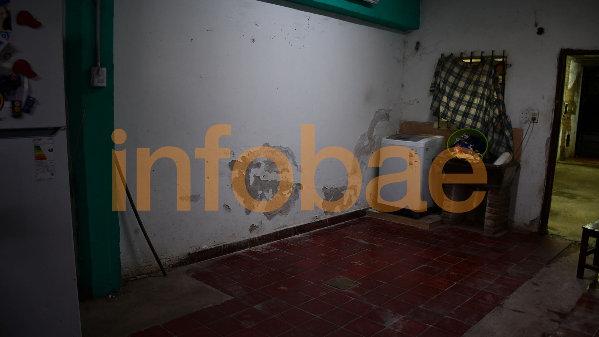 Luego atravesó el comedor, vio a su empleada doméstica y fue a buscarle ropa para que planche