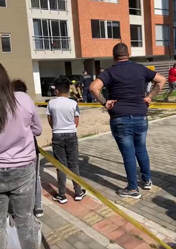 Hombres, mujeres y niños miraron