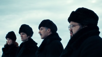 Mark, Helly e Irving enfrentan