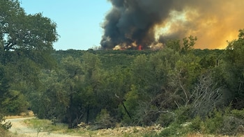 Un incendio fuera de control en Texas obliga a evacuar familias y cerrar escuelas: ya arrasó más de 20.000 hectáreas