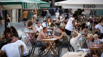 Menos noche, más tardeo y sin alcohol: los españoles están cambiando su forma de salir y gastan menos de 40 euros
