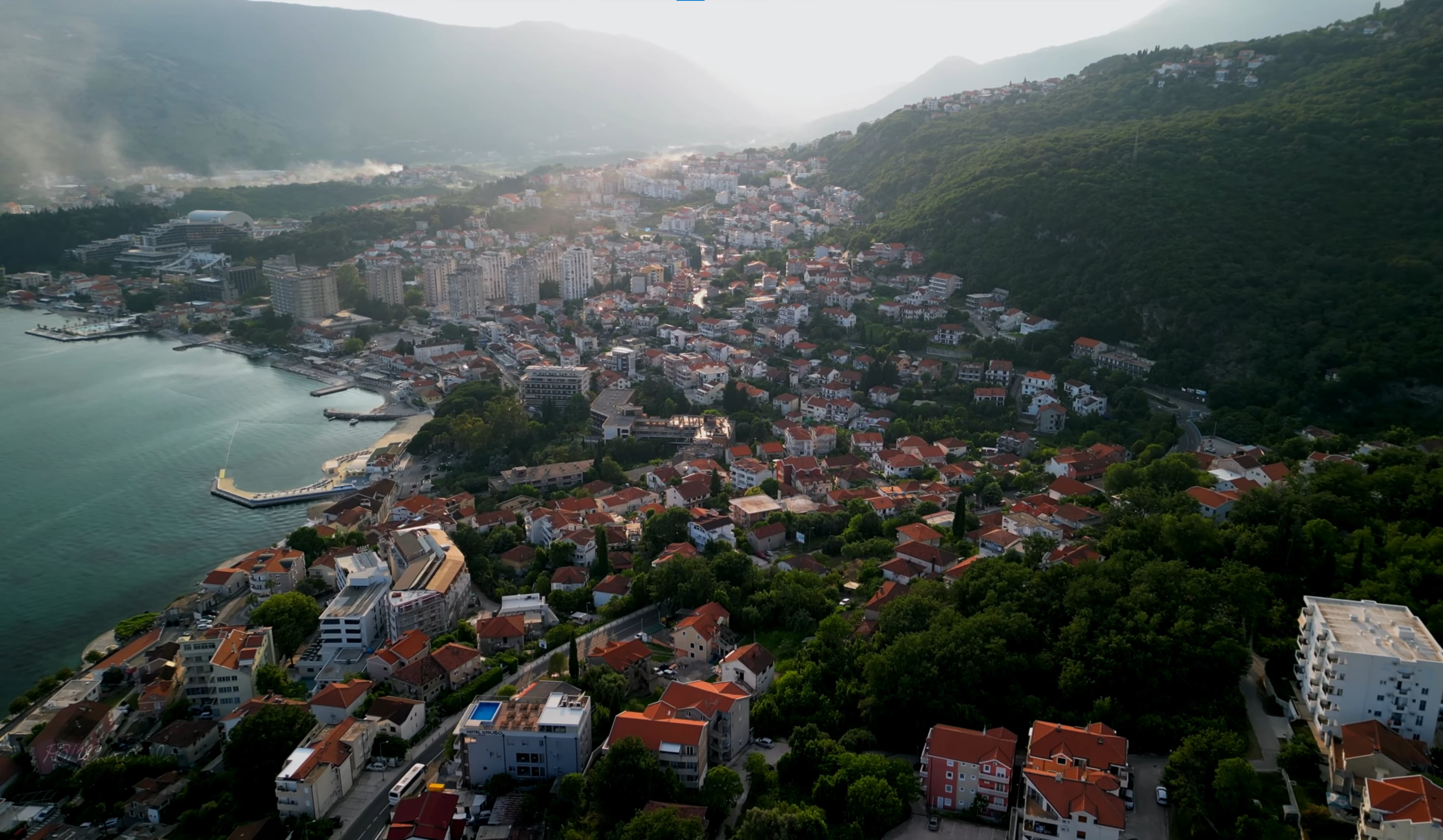 Herceg Novi se sitúa en la entrada de la Bahía de Kotor, en Montenegro