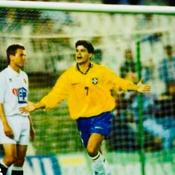 Gritando un gol con la camiseta de Brasil