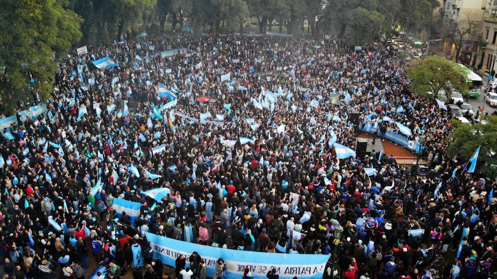 El banderazo por Cristina Kirchner en Parque Lezama.