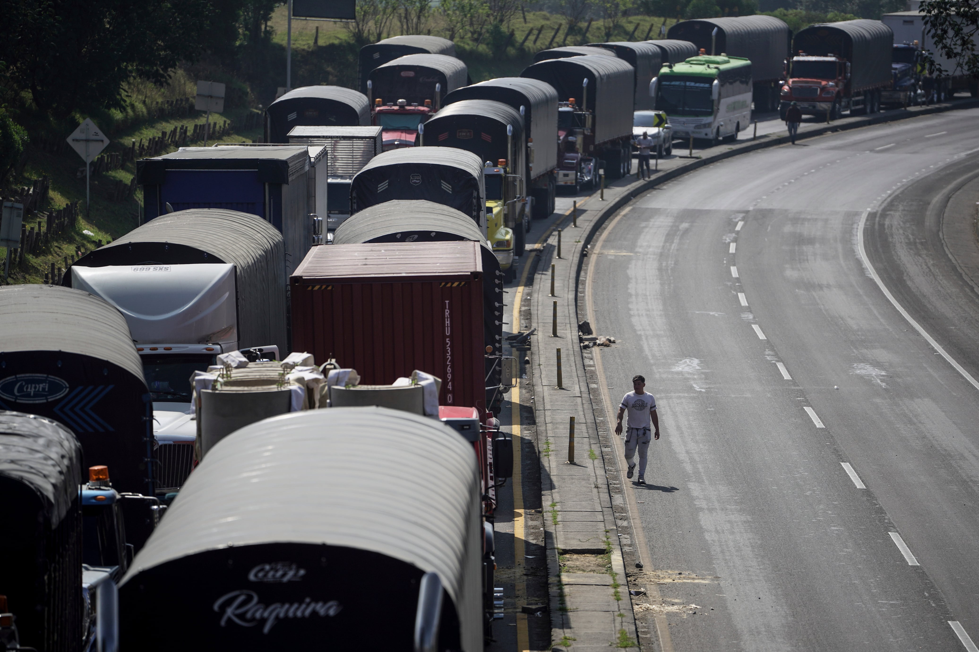 La reforma tributaria de Bogotá sumó críticas después de que la Asociación Colombiana de Camioneros rechazara la propuesta presentada por la administración de Carlos Fernando Galán ante el Concejo - crédito AP
