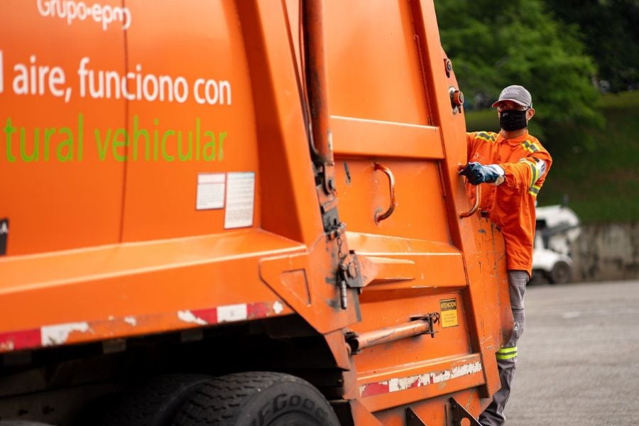 El recolector de Emvarias cayó del vehículo y quedó bajo las llantas traseras del camión - crédito Emvarias