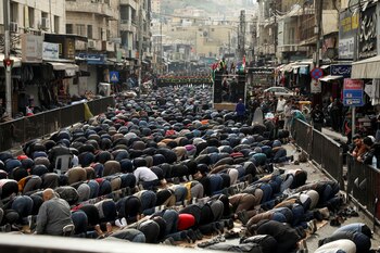 Un grupo de personas reza