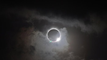 El eclipse total de Sol sume a más de la mitad de España en una profunda e histórica oscuridad