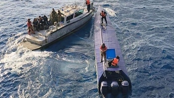 Marina intercepta semisumergible con cuatro