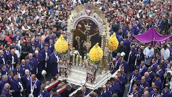 Miles de fieles acompañan el