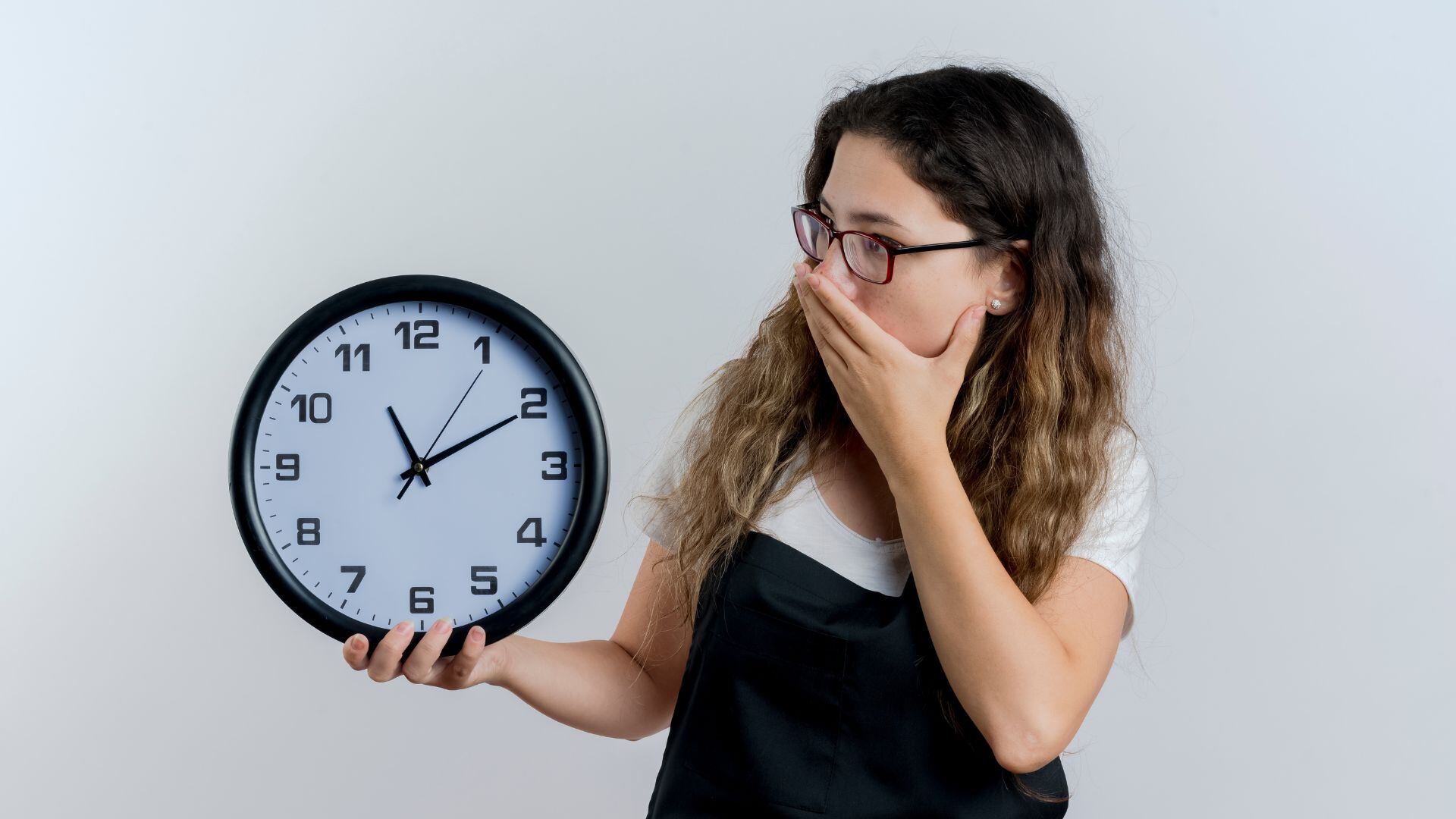 El cronotipo de búho nocturno provoca desajustes circadianos y frecuentes retrasos en una sociedad que favorece horarios matutinos (Imagen Ilustrativa Infobae)