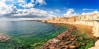 La isla ofrece monumentos únicos y espacios que son ideales para amantes del patrimonio (Wikimedia Commons)