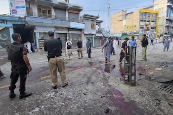 Policías examinan el lugar tras un atentado suicida en Kabal, Pakistán (Foto AP/Sherin Zada)
