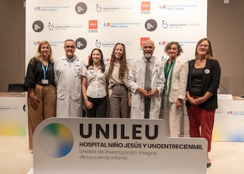 De izquierda a derecha: Teresa Elizalde, Directora de la Fundación para la Investigación Biomédica del Hospital Infantil Universitario Niño Jesús; Manuel Ramírez Orellana, Jefe de Terapias Avanzadas del Hospital Infantil Universitario Niño Jesús y responsable de UNILEU; Victoria (hermana) e Isabel (superviviente de leucemia); Julio Zarco, Director Gerente del Hospital Infantil Universitario Niño Jesús; María López Escorial, Presidenta del Patronato de la Fundación Unoentrecienmil; Elena Huarte, Directora de la Fundación Unoentrecienmil.
