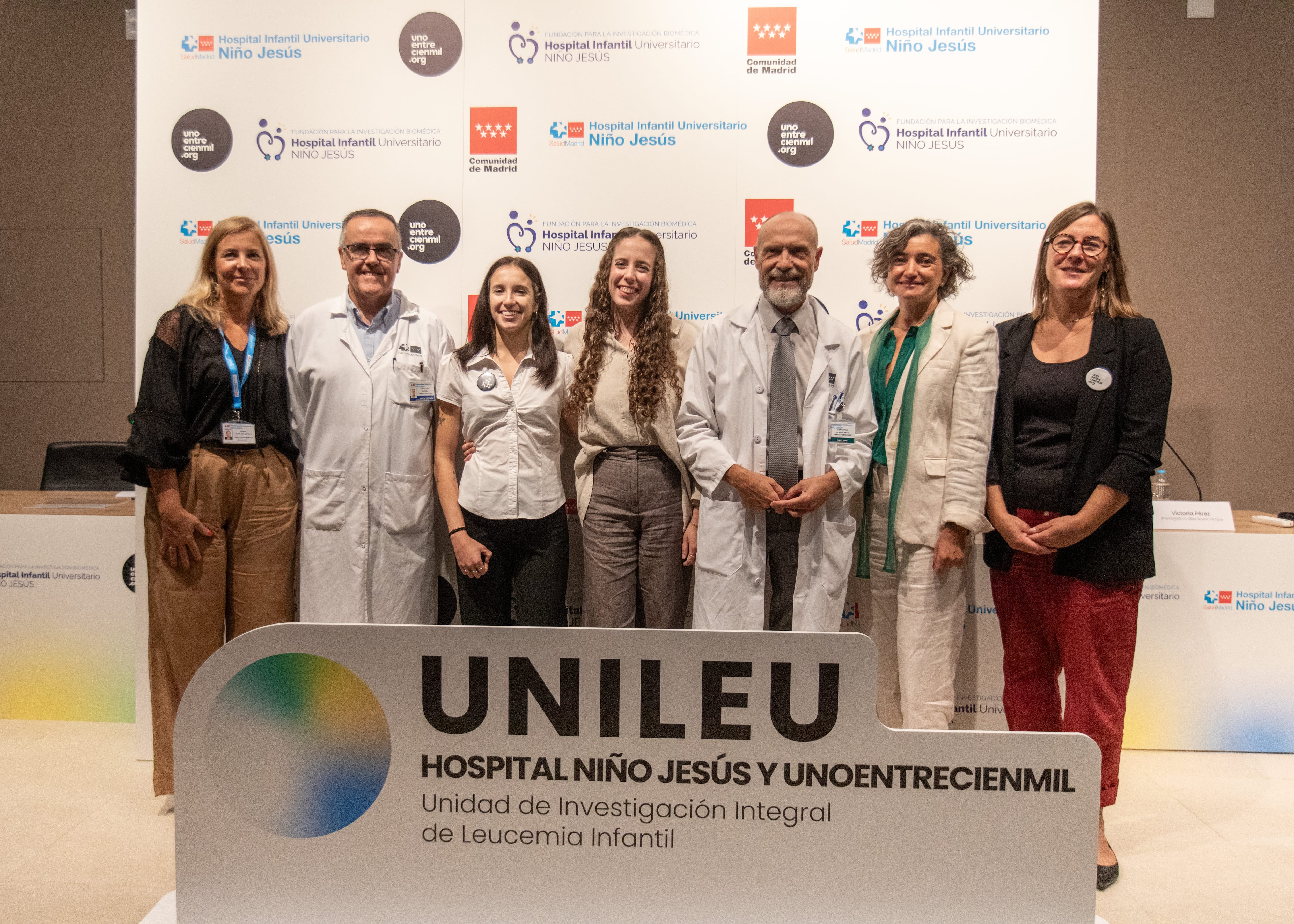 Miembros del Hospital Niño Jesús y la Fundación Unientrecienmil posan junto a Victoria e Isabel en la presentación de UNILEU. (Fundación Unoentrecienmil)