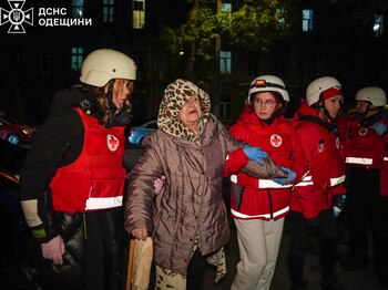 Paramédicos ayudan a una mujer