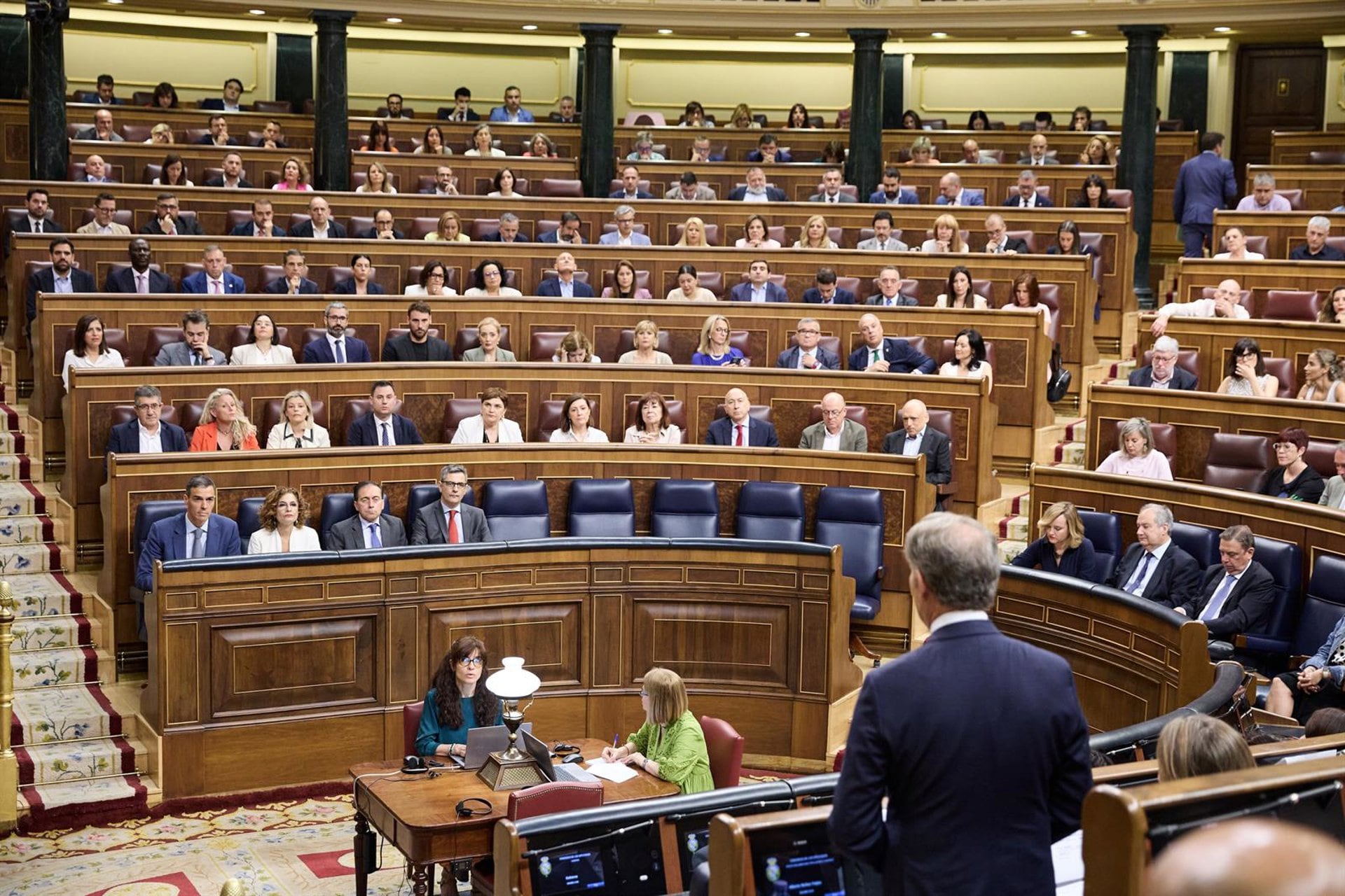 El presidente del PP, Alberto Núñez Feijóo, interviene en el Congreso durante una sesión plenaria (Jesús Hellín / Europa Press)