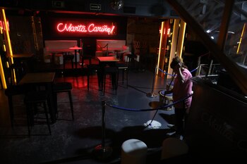 16/10/2020 Una trabajadora limpia el