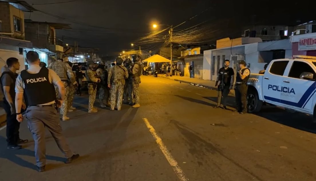 Los militares y policías que acudieron al llamado de alerta tras el crimen. (Conexión Informativa/Ecuavisa)