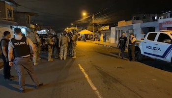 Los militares y policías que acudieron al llamado de alerta tras el crimen. (Conexión Informativa/Ecuavisa)