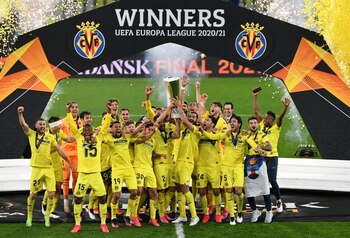 Los jugadores del Villarreal celebran con la copa tras ganar la Europa League tras derrotar por tiros penales al Manchester United, en el Polsat Plus Arena Gdansk, Gdansk, Polonia - Mayo 26, 2021 Pool vía REUTERS/Adam Warzawa