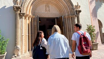 Amigos de Delfina se acercan