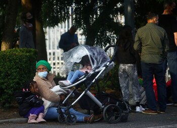 Una mujer con sus hijos
