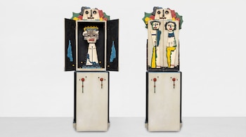 Dos muebles de madera pintada, uno abierto con un busto en el interior y otro cerrado con dos figuras humanas en el frente.
