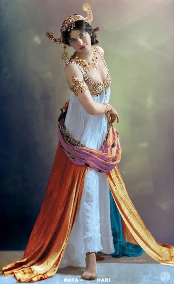 Mata Hari fue juzgada a puertas cerradas por un tribunal militar francés en 1917, acusada de alta traición y espionaje a favor de Alemania