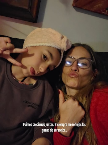 Selfie de Rocío Igarzábal y su hija Lupe. Lupe, con una toalla rosa en la cabeza, hace un signo de paz y saca la lengua. Rocío, con gafas, frunce los labios y levanta el pulgar