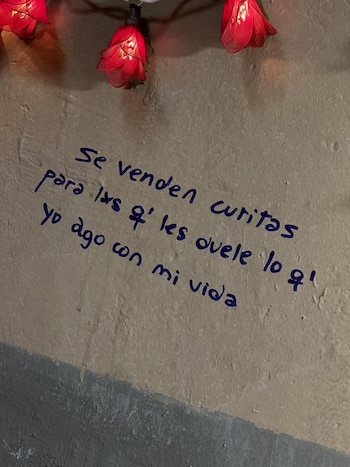 Con una foto del set,