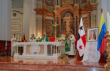Panameños y venezolanos acudieron a la Catedral metropolitana para unirse en oración por quienes perdieron la vida, los heridos, las familias damnificadas y todos los afectados por el reciente terremoto. (Cortesía)