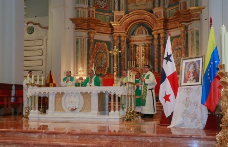 Panameños y venezolanos acudieron a la Catedral metropolitana para unirse en oración por quienes perdieron la vida, los heridos, las familias damnificadas y todos los afectados por el reciente terremoto. (Cortesía)