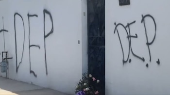 Dejan arreglo funerario y realizan pintas en casa de Javier Corral en Ciudad Juárez