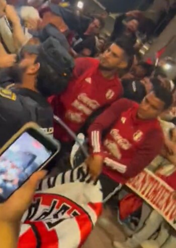 Alex Valera recogiendo banderola arrojada