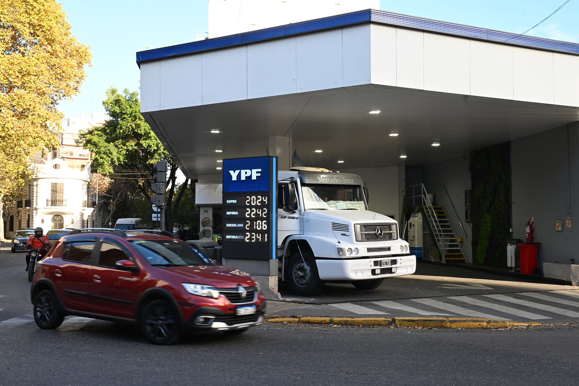 YPF tomó la decisión de aumentar 1% y volver a congelar por 45 días el precio del combustible.