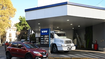 El precio internacional del petróleo bajó casi 10%, ¿bajará el precio de la nafta en la Argentina?
