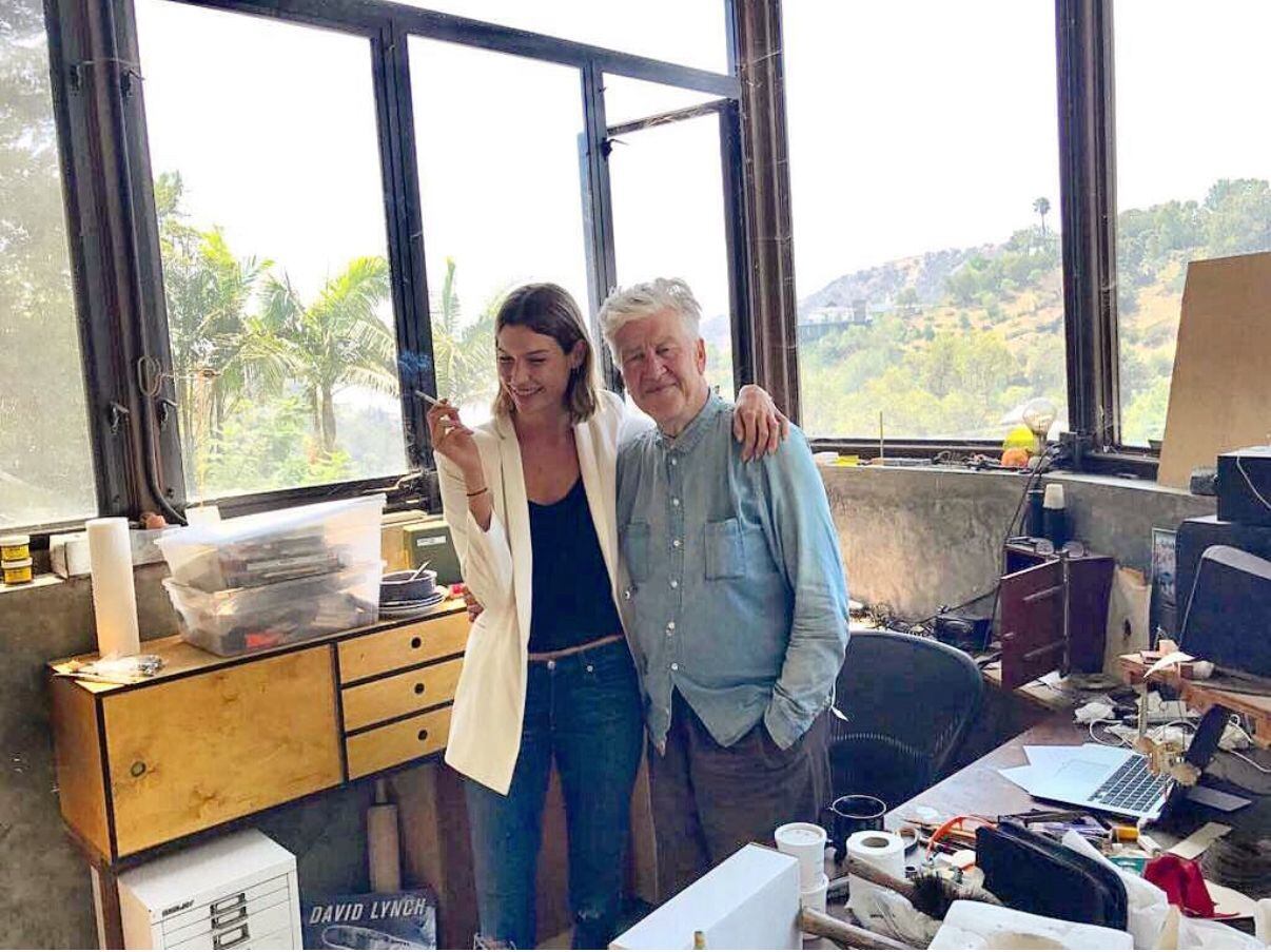 Chloe Bello de visita en casa del gran cineasta David Lynch, en Los Angeles, de quien aprendió la práctica de la Meditación Trascendental en el contexto de su fundación