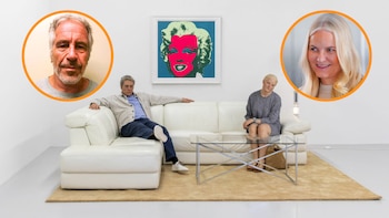 Un artista noruego reúne a la reina Mette-Marit con Jeffrey Epstein mediante figuras de cera: “La imagen de ella en su sofá está grabada en mi retina”