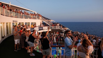 Así se vivió el eclipse en altamar: el ferri Ibiza-Valencia se convirtió en observatorio flotante con expertos