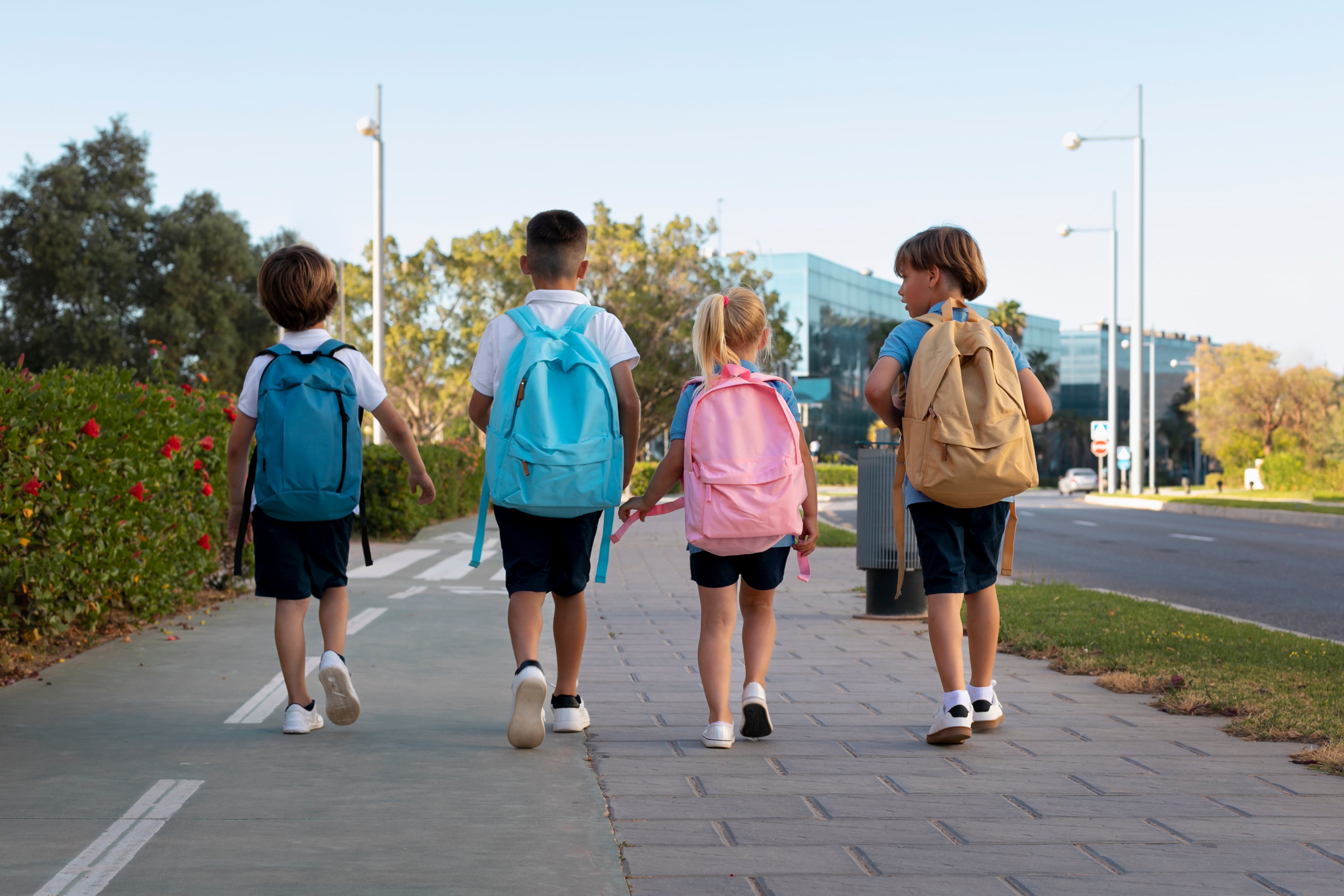 Un grupo de niños de camino al colegio. (Magnific)
