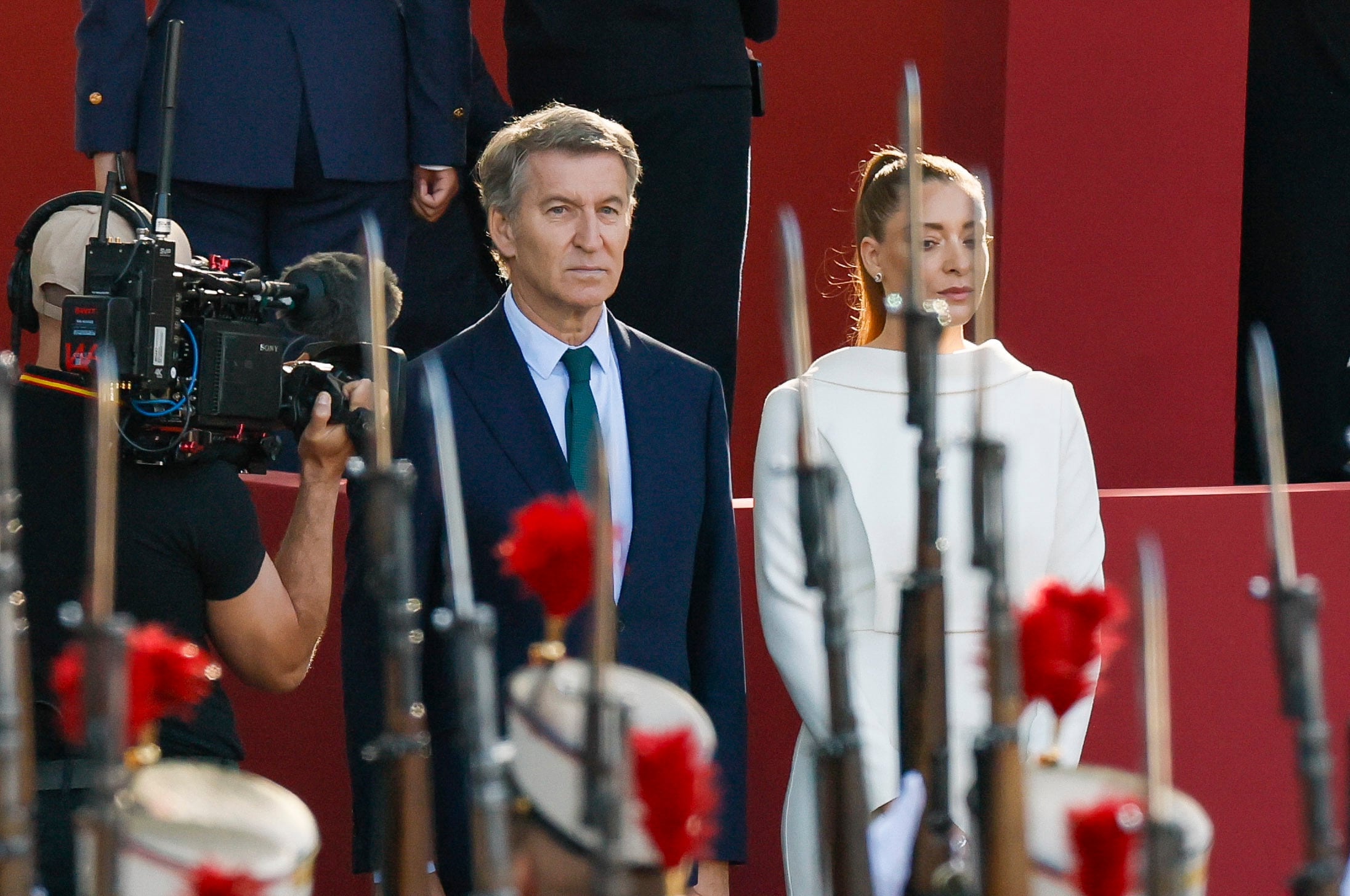 Alberto Núñez Feijóo y Ester Muñoz, presidente y portavoz del PP, en el desfile del 12 de Octubre. (EFE/Ballesteros)