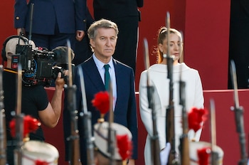 Alberto Núñez Feijóo y Ester Muñoz, presidente y portavoz del PP, en el desfile del 12 de Octubre. (EFE/Ballesteros)
