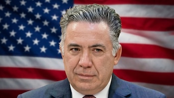 La decisión será efectiva durante las sesiones extraordinarias del Senado, mientras su suplente, Omar López Campos, asumirá su asiento en el pleno por presuntos vínculos investigados por una corte federal estadounidense. (Infobae-Itzallana)
