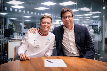 Mick Schumacher junto al jefe